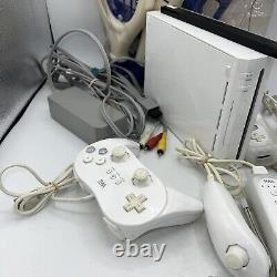 Nintendo Wii White Console RVL-001 with 4 CONTROLLER NUNCHUK and Cables